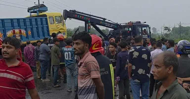 সড়িয়ে নেয়া হচ্ছে দুর্ঘটনাকবলিত ট্রাকটি